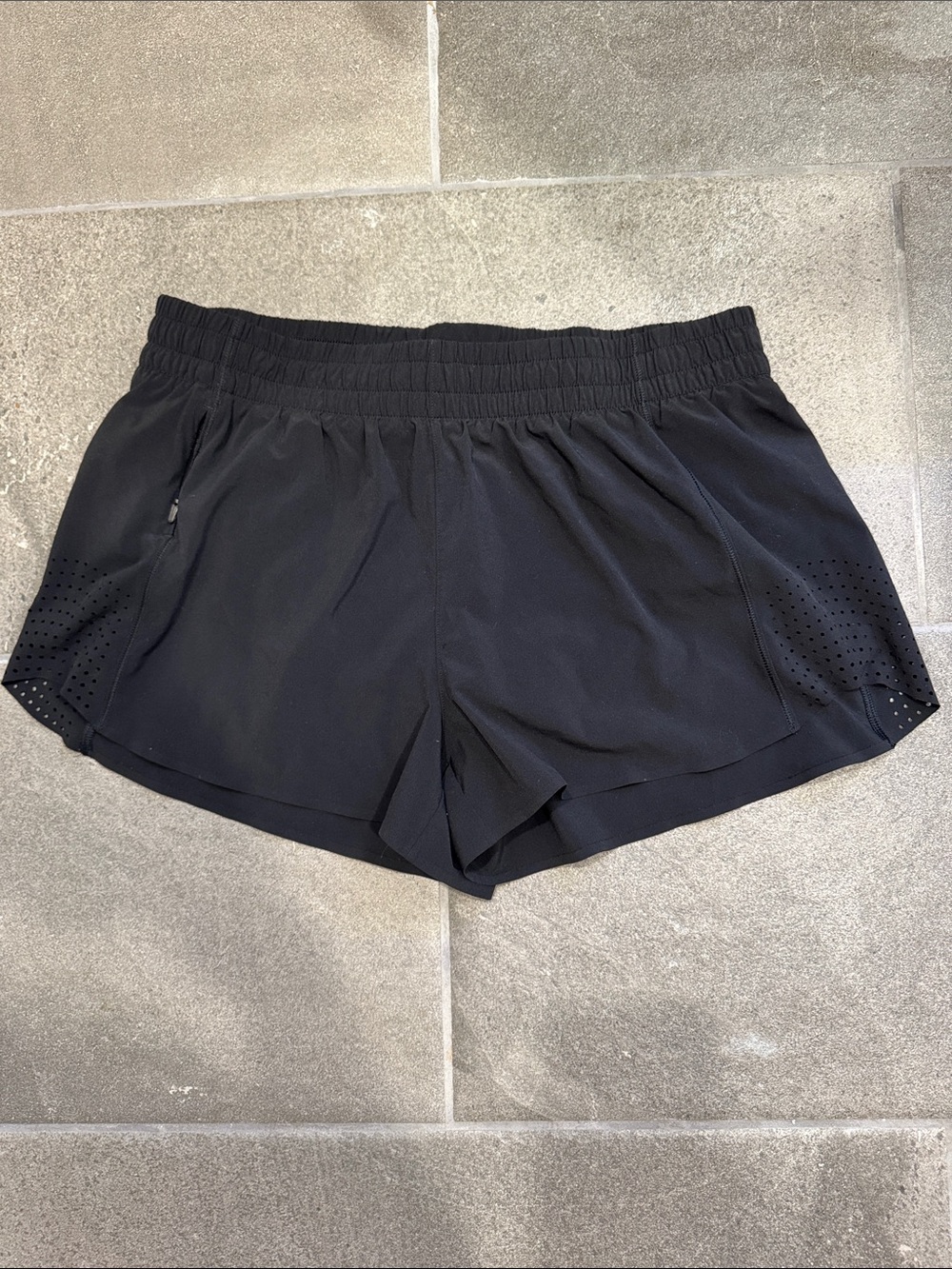 Athleta Hustle 3" Short in Black (Size L)
